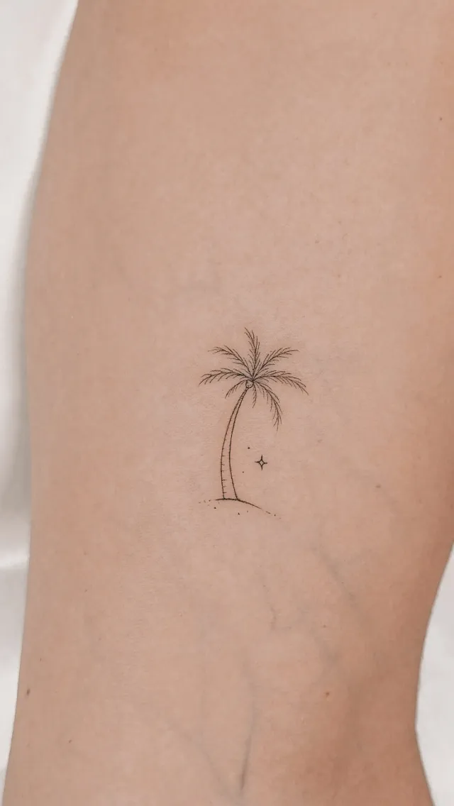 Tatuagem fine line de palmeira, por Julie