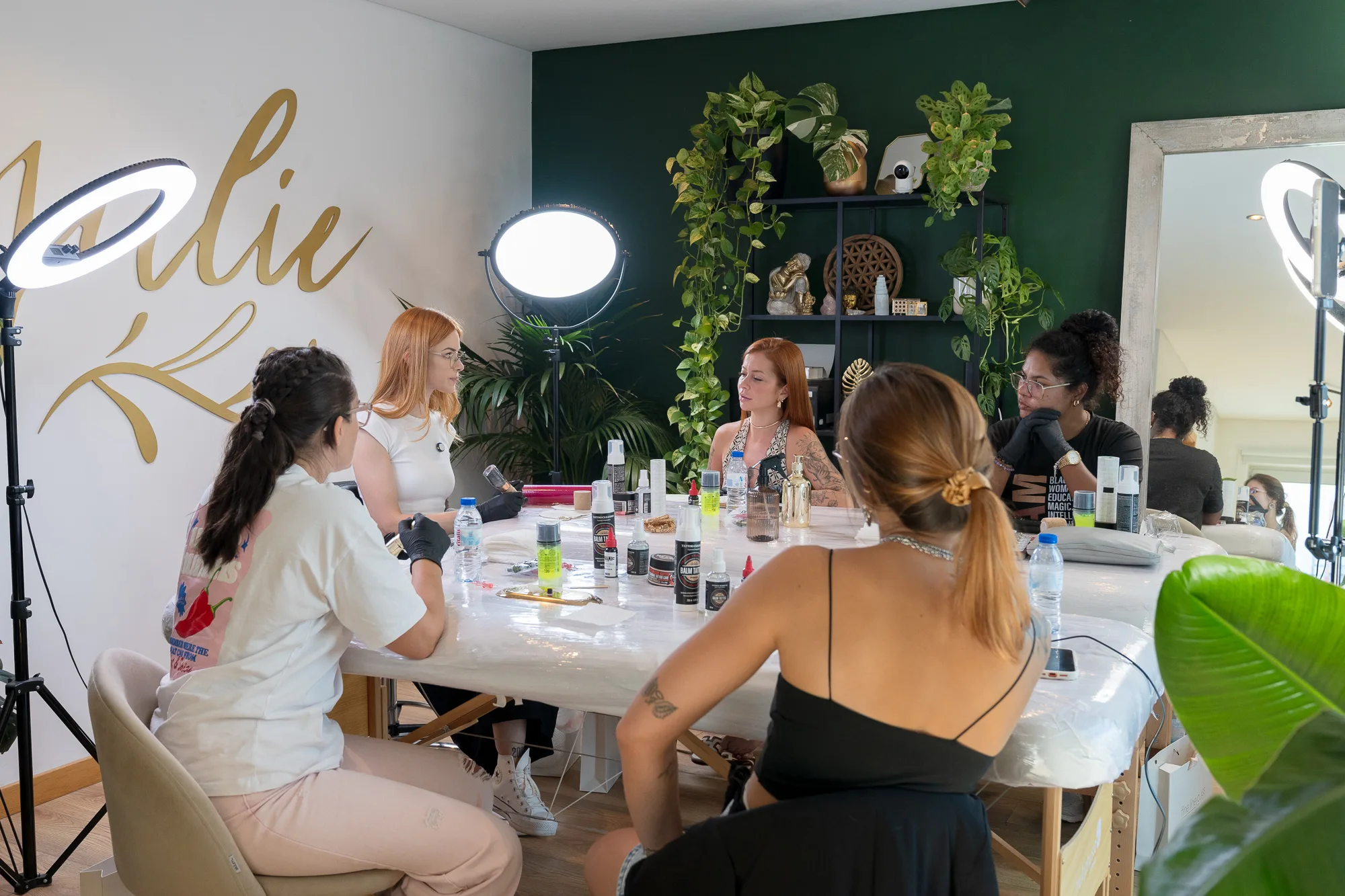 Turma reunida na mesa durante a aula teórica