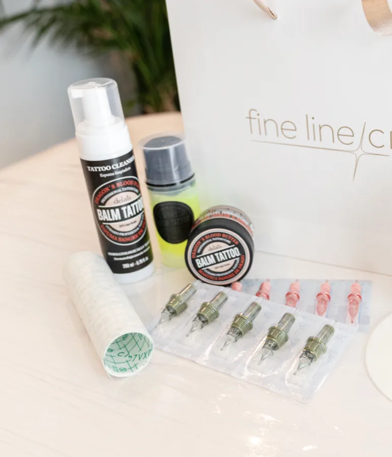 Produtos do kit — balm, cleanser, cartuchos de agulha e materiais